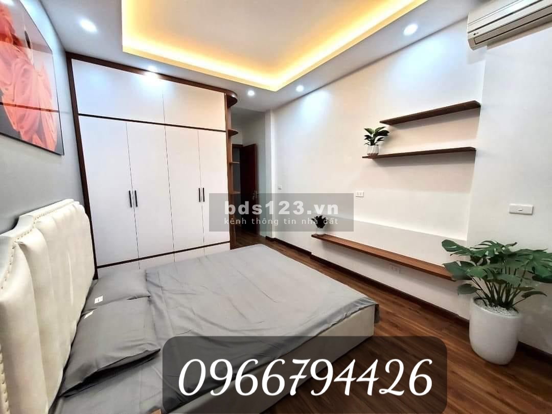 Cần bán nhà 5 tầng - Cầu Giấy nhà mới full nội thất , gần phố giá 3.99 tỷ .