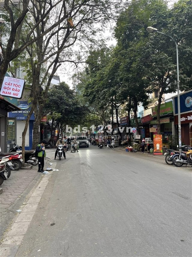Hiếm nhà đẹp 3 tầng Đường 19 Tháng 5, 39m2, MT3.3m, vỉa hè, kinh doanh sầm uất, chỉ 8.5 tỷ