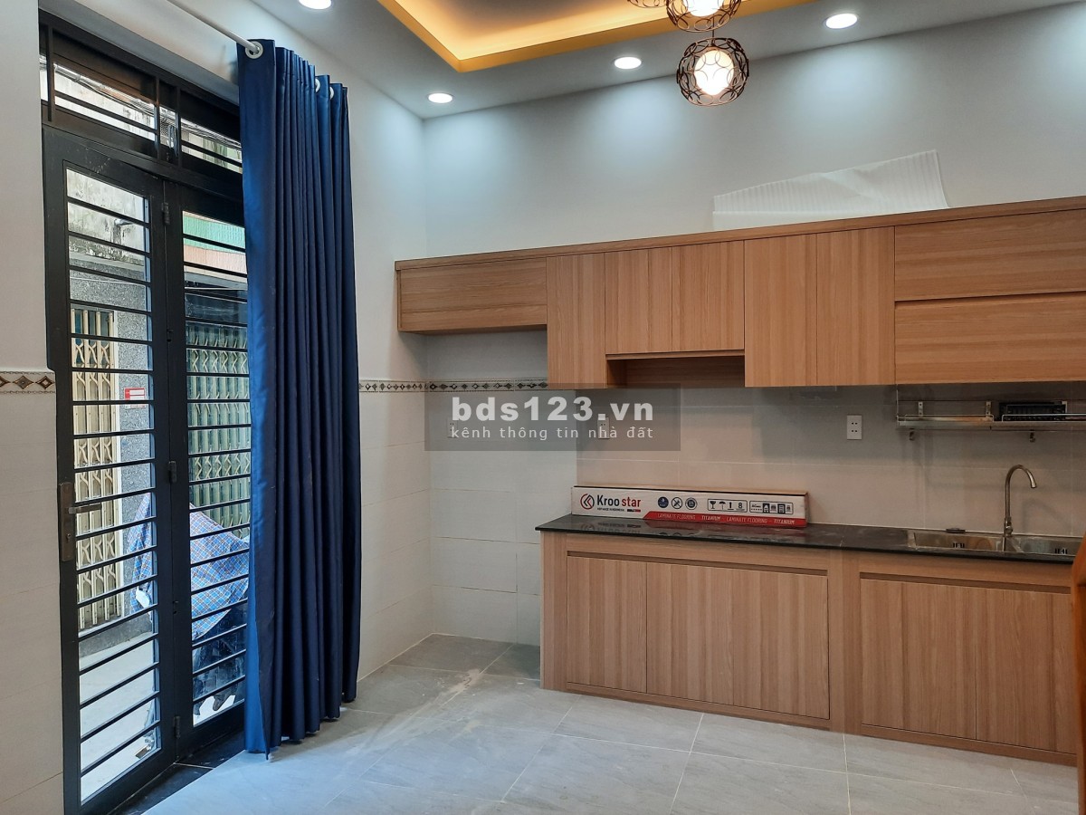 Chủ ngộp giảm luôn 200 triệu còn 4 tỷ 4 nhà BTCT 3 lầu mới xây 40m², tại Lạc Long Quân, Tân Bình