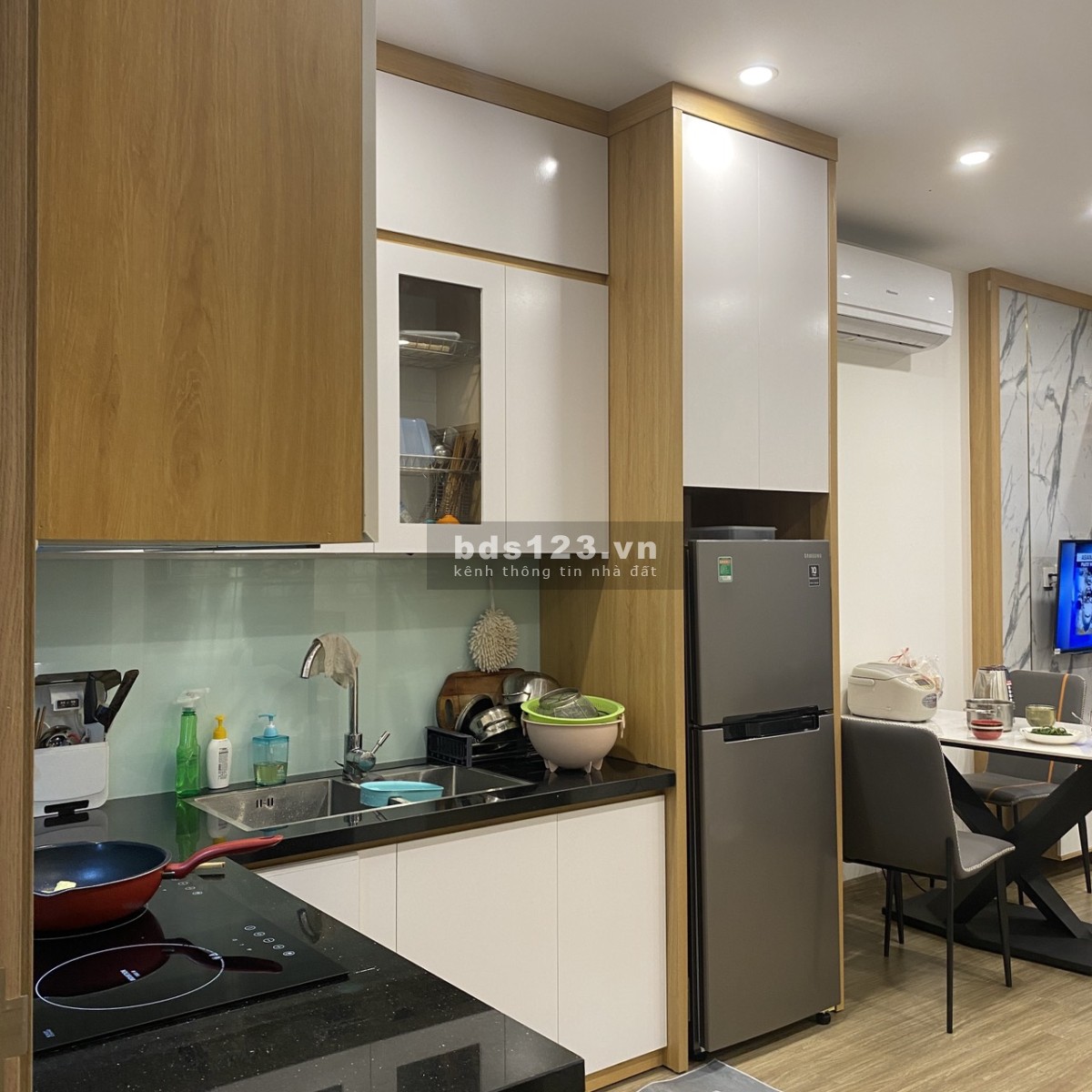 Chính chủ bán gấp căn 1pn+1 43m2 full đồ 1.8 tỷ Vinhomes Smart City