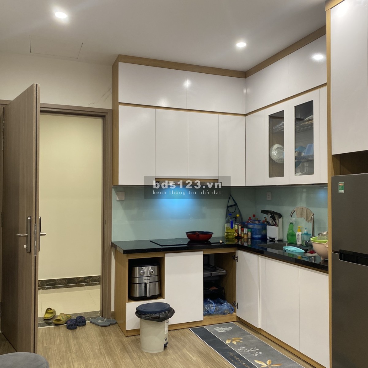 Chính chủ bán gấp căn 1pn+1 43m2 full đồ 1.8 tỷ Vinhomes Smart City