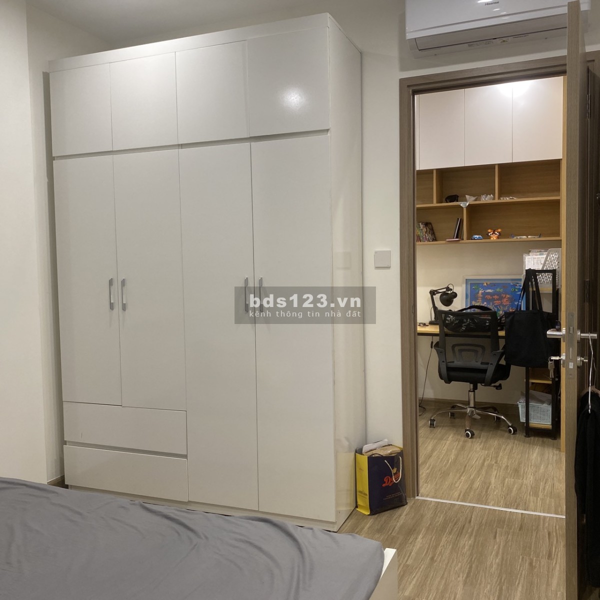 Chính chủ bán gấp căn 1pn+1 43m2 full đồ 1.8 tỷ Vinhomes Smart City