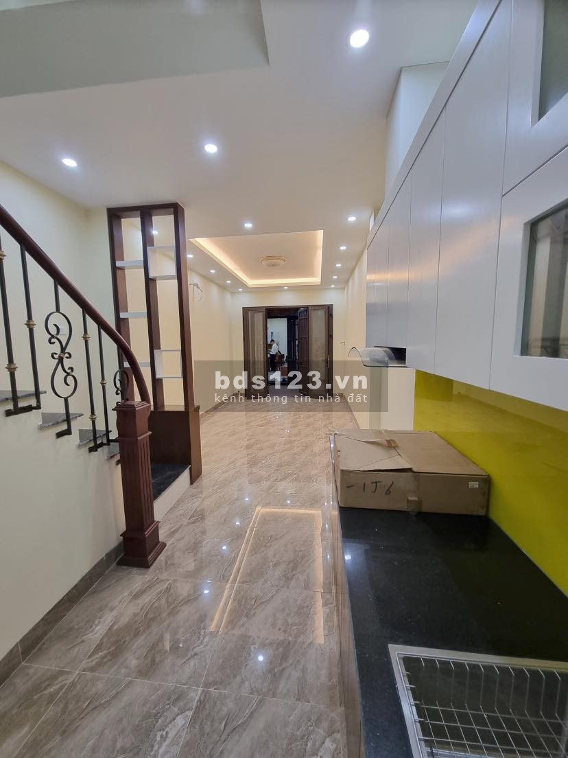 Bán nhà 5 tầng Nguyễn Văn Cừ, o tô đỗ cữa giá 4 tỷ 2