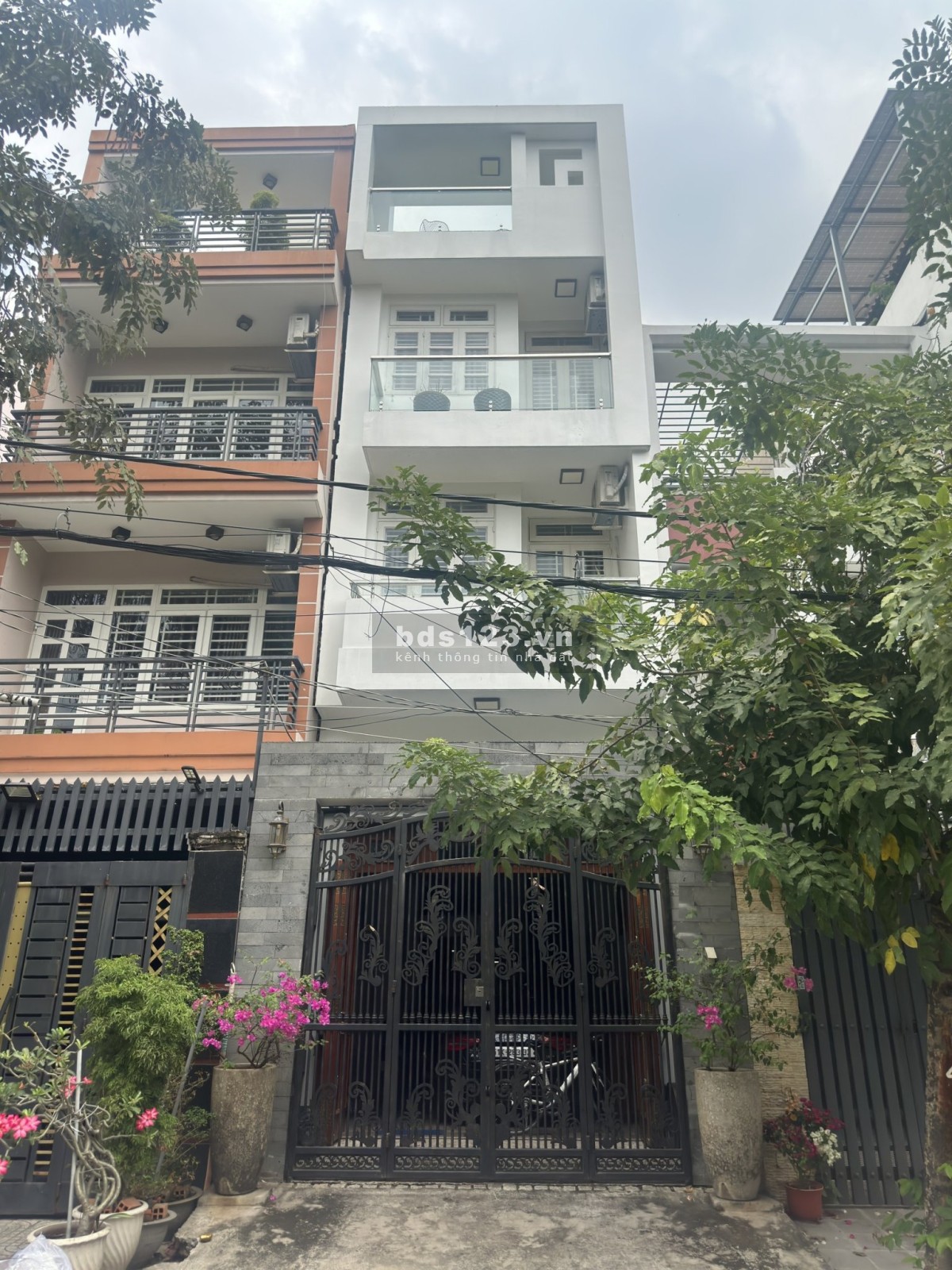 Nhà mới đẹp hẻm xe hơi thông ra Phạm Văn Đồng