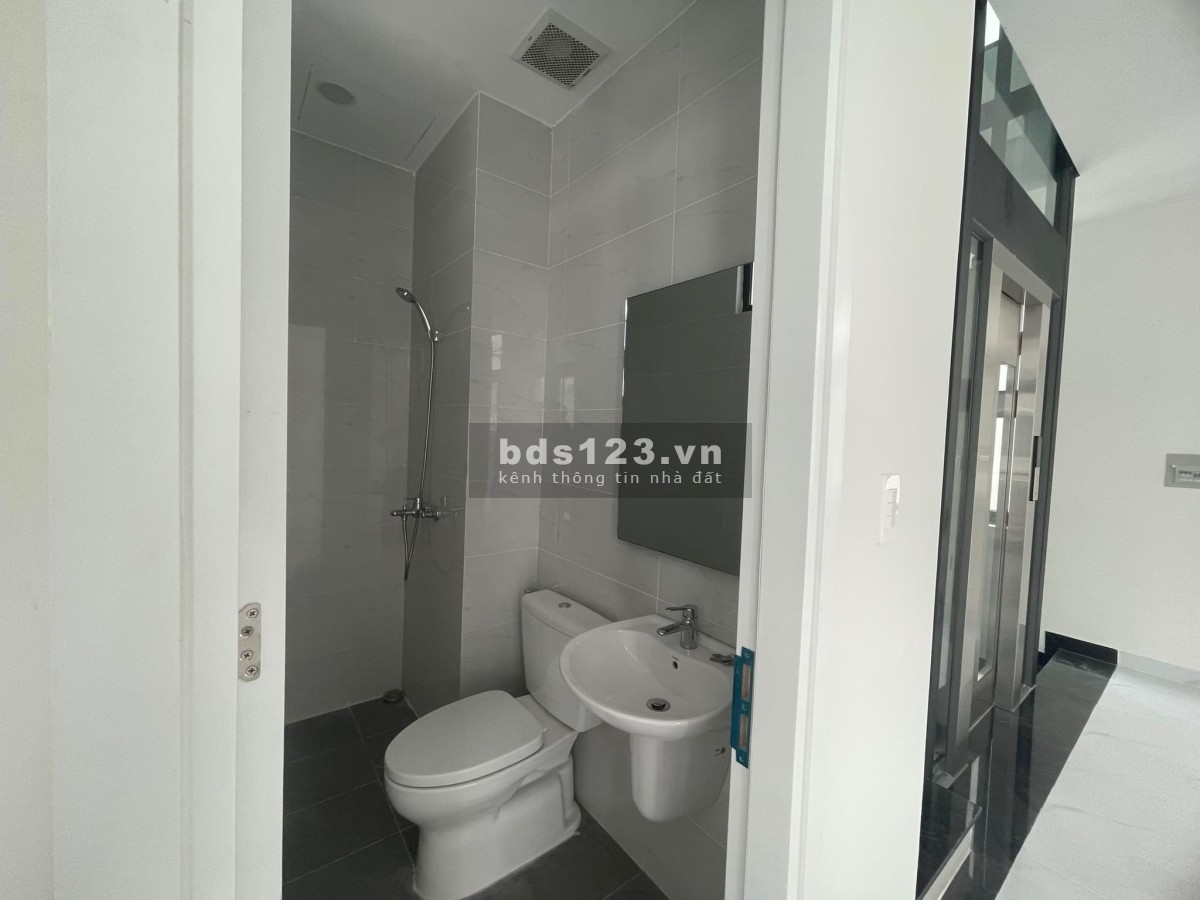 Cho thuê nhà phố 5 tầng có thang máy tại khu đô thị Vinhomes Grand Park giá chỉ 22 triệu