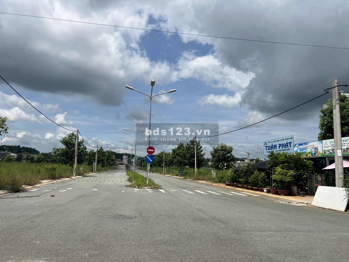 Cần bán 100m2 đất thổ cư, cách ql 13 100m, đường nhựa, kế bên siêu thị Go.