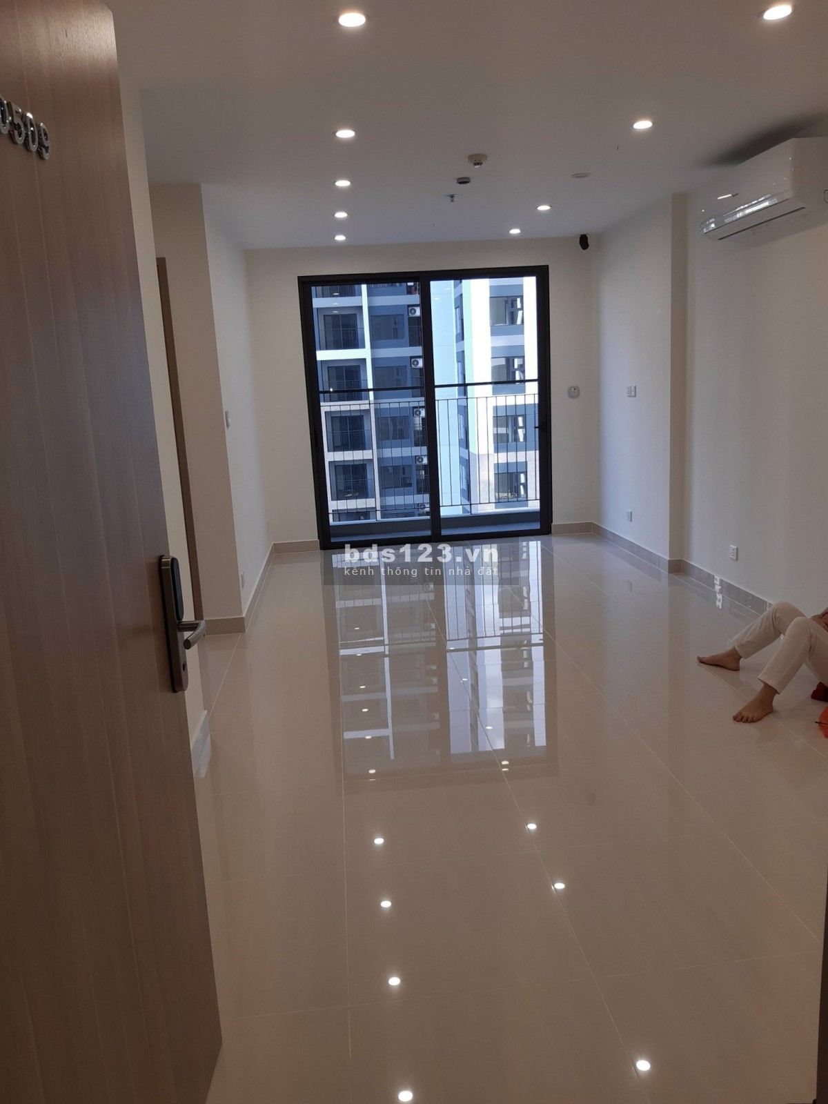 Cho thuê 2N đồ cơ bản 8tr Vinhomes Smart City