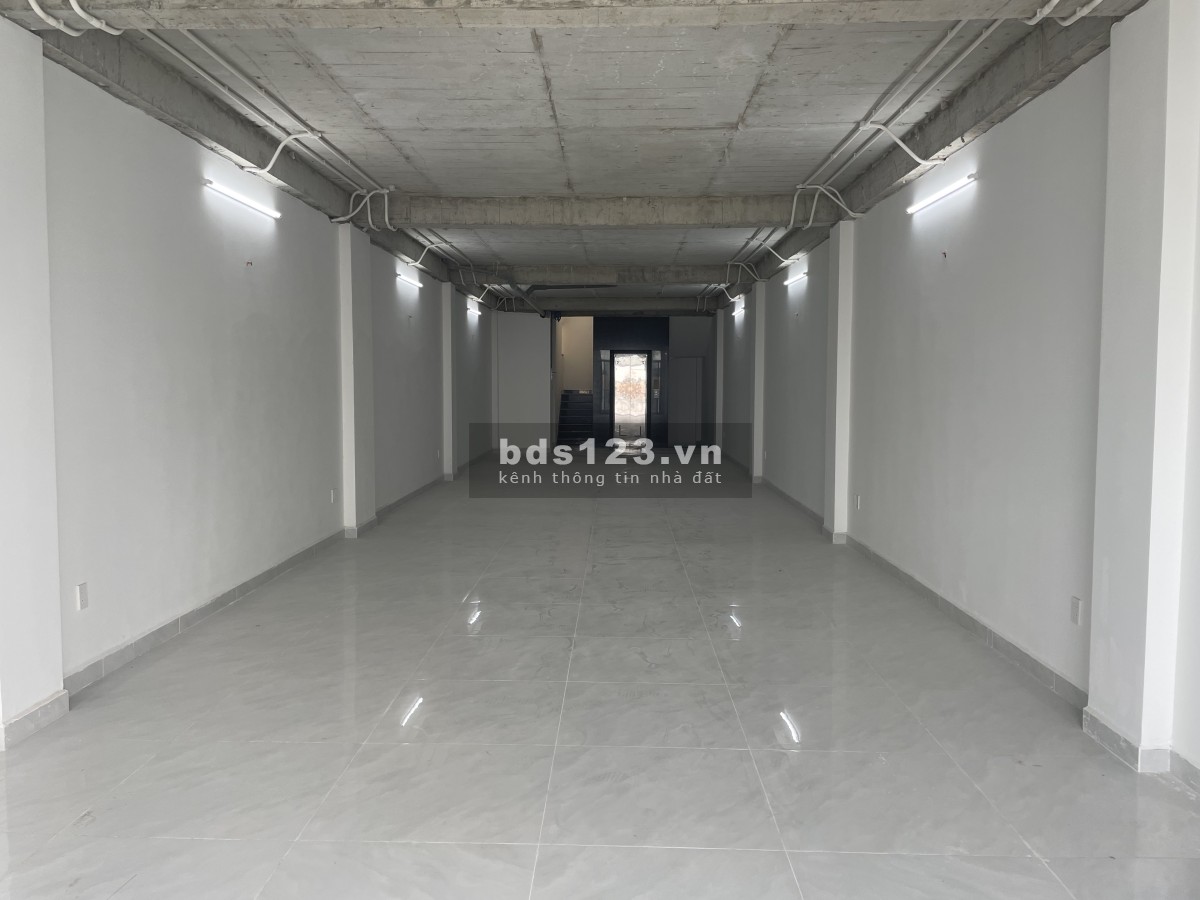Nhà văn phòng cho thuê đường rộng thoáng mát