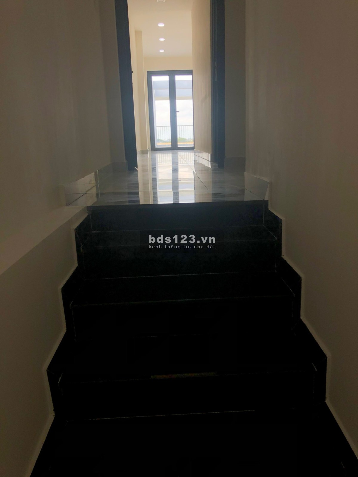 Nhà văn phòng cho thuê đường rộng thoáng mát