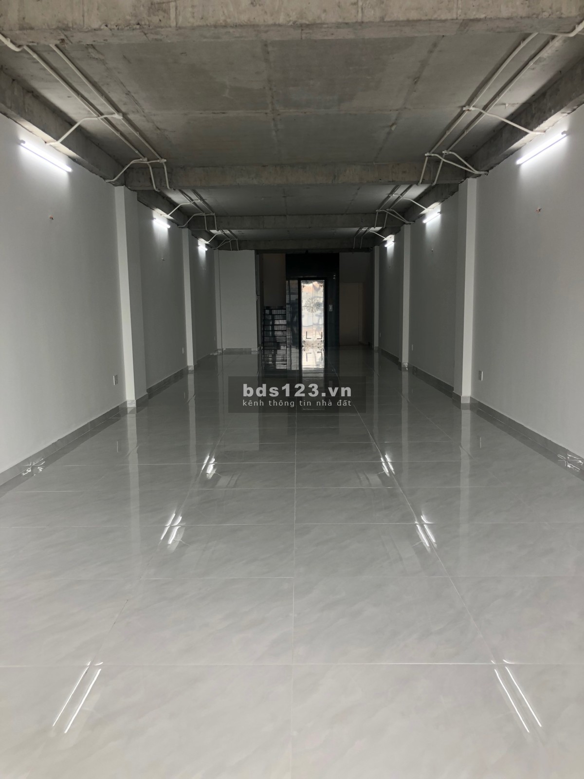 Nhà văn phòng cho thuê đường rộng thoáng mát