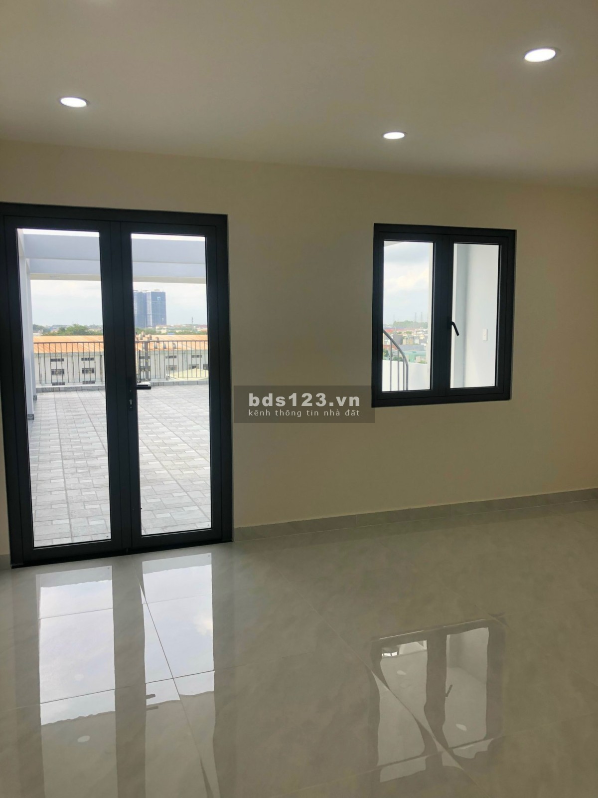 Nhà văn phòng cho thuê đường rộng thoáng mát