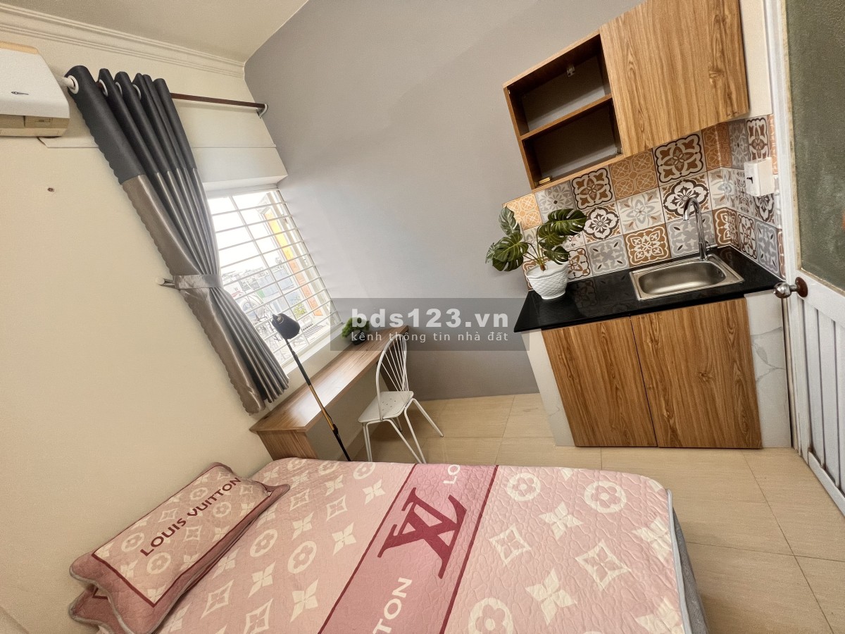 Tòa nhà thang máy, có hầm gửi xe, giặt phơi tầng thượng, cho nuôi pet. Ra vào bằng vân tay quận 7