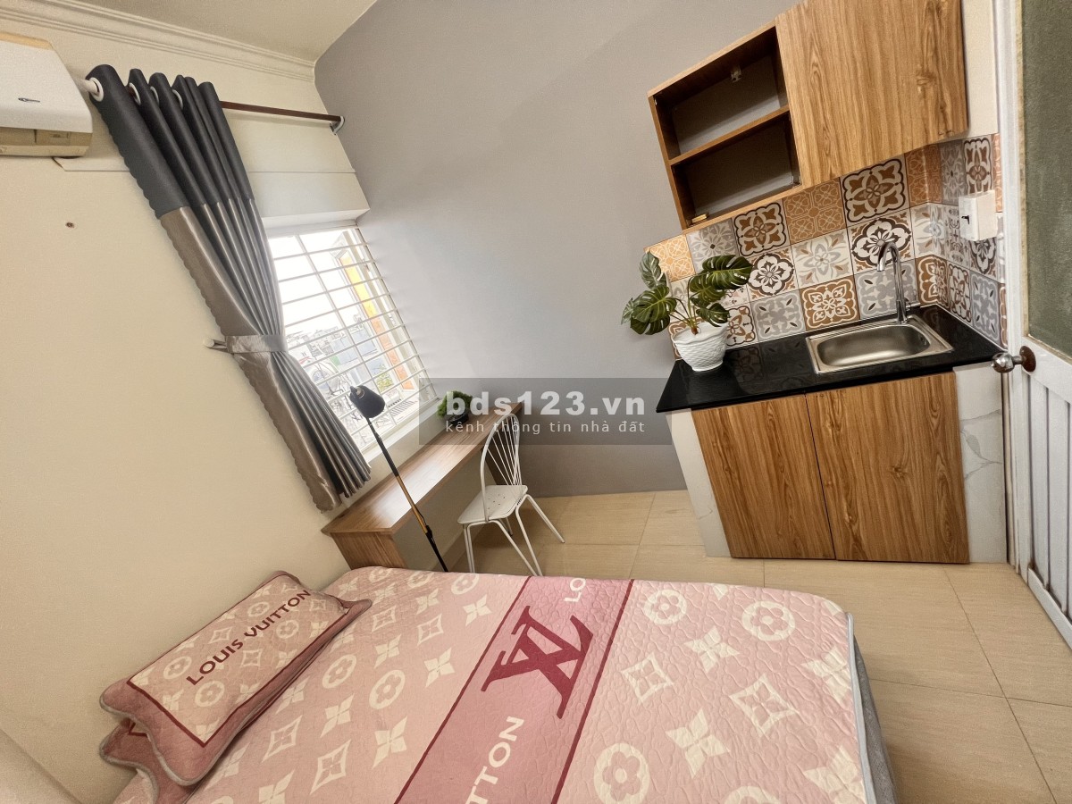 Tòa nhà thang máy, có hầm gửi xe, giặt phơi tầng thượng, cho nuôi pet. Ra vào bằng vân tay quận 7