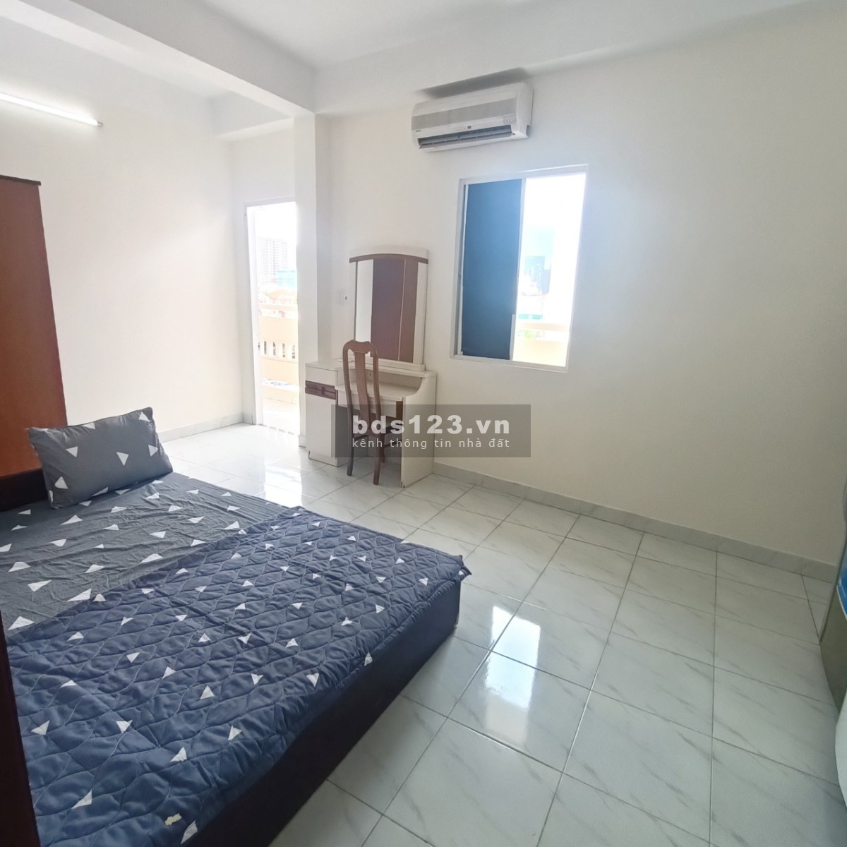 Hẻm lớn xe hơi ra vào thoải mái năm trên đường Nguyễn Văn Linh thông ra Nguyễn Thị Thập