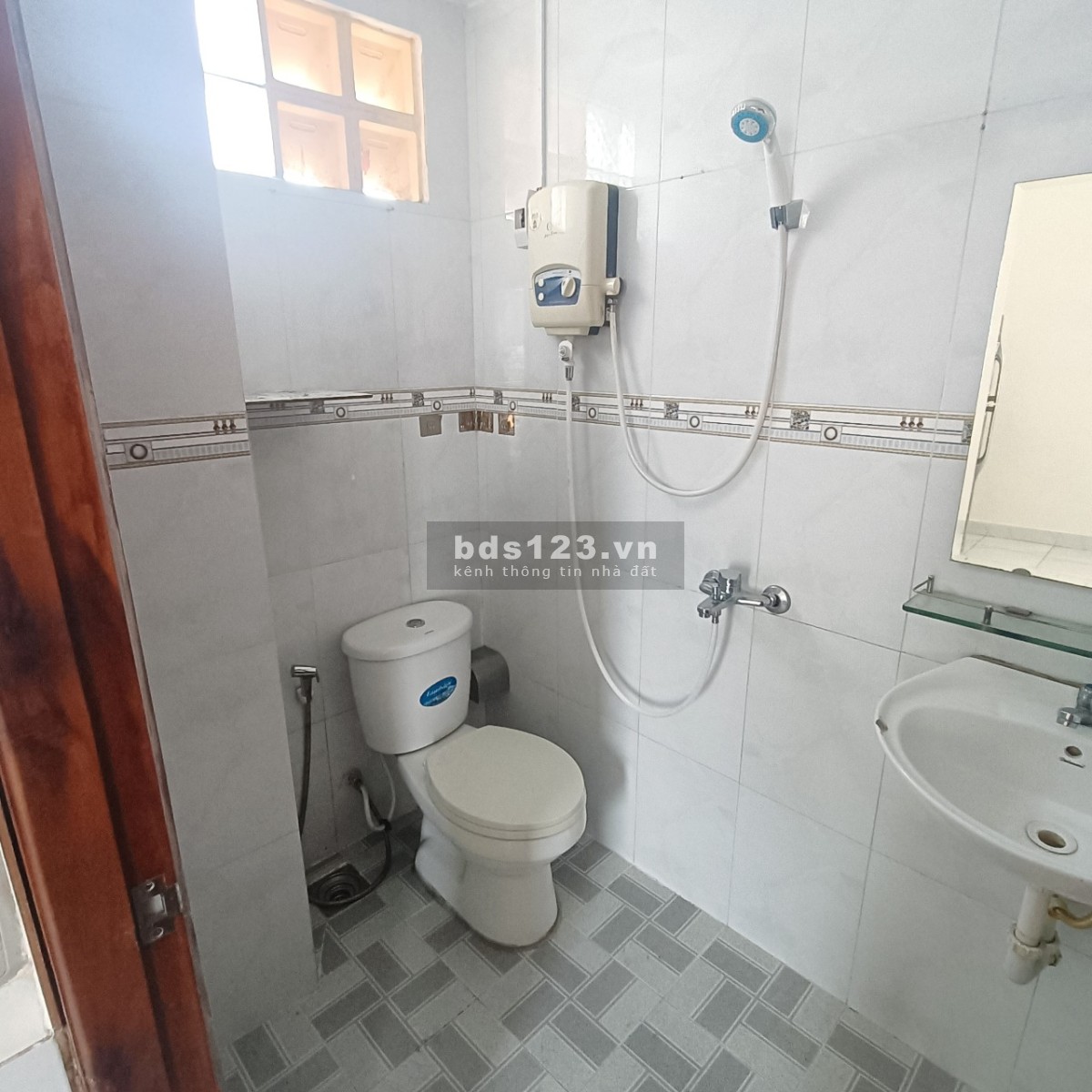 Hẻm lớn xe hơi ra vào thoải mái năm trên đường Nguyễn Văn Linh thông ra Nguyễn Thị Thập