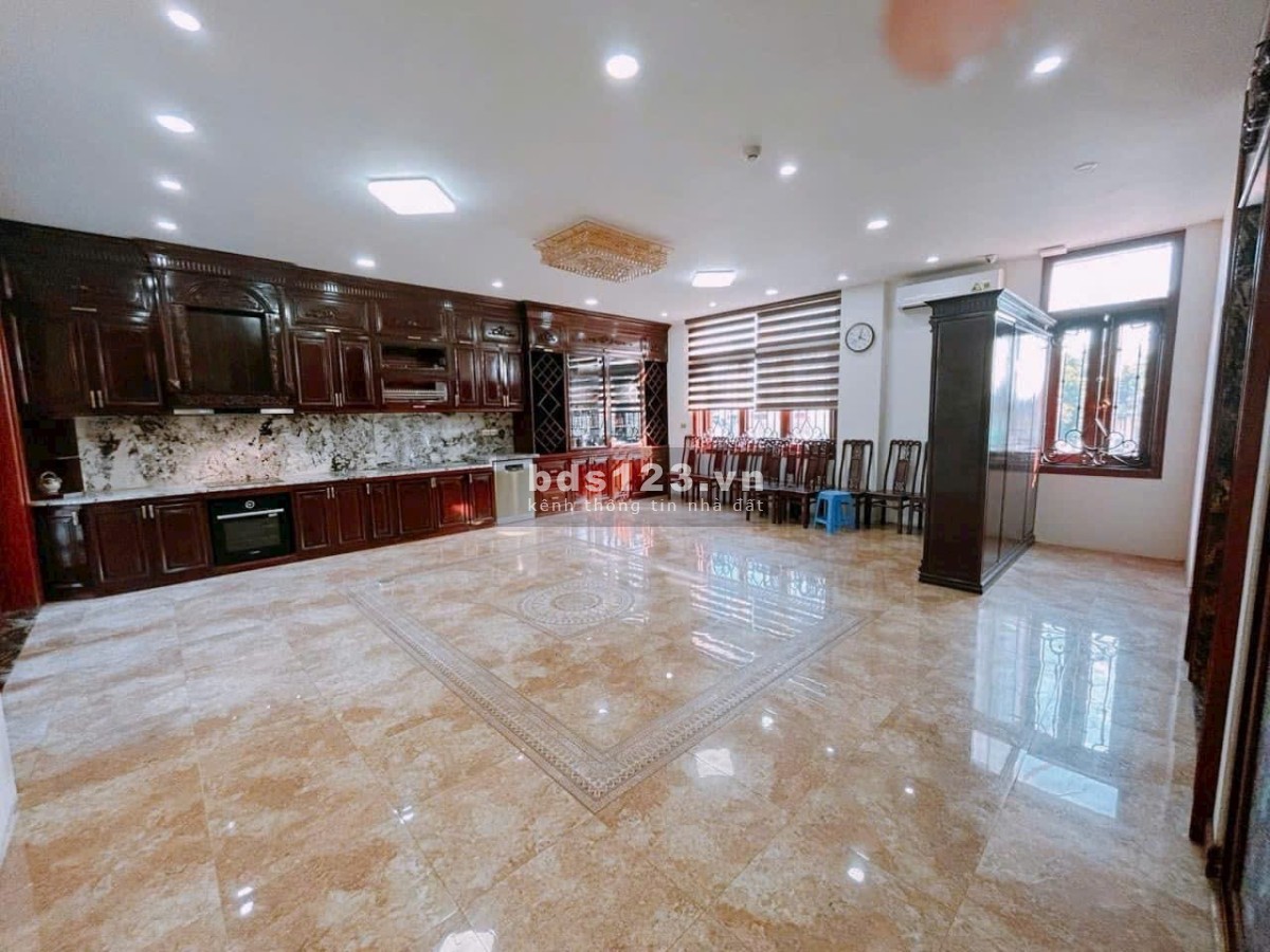 Toà nhà VP 603 Lạc Long Quân, DT 140m² x 6 tầng thang máy, MT 10m, giá 32 tỷ đồng
