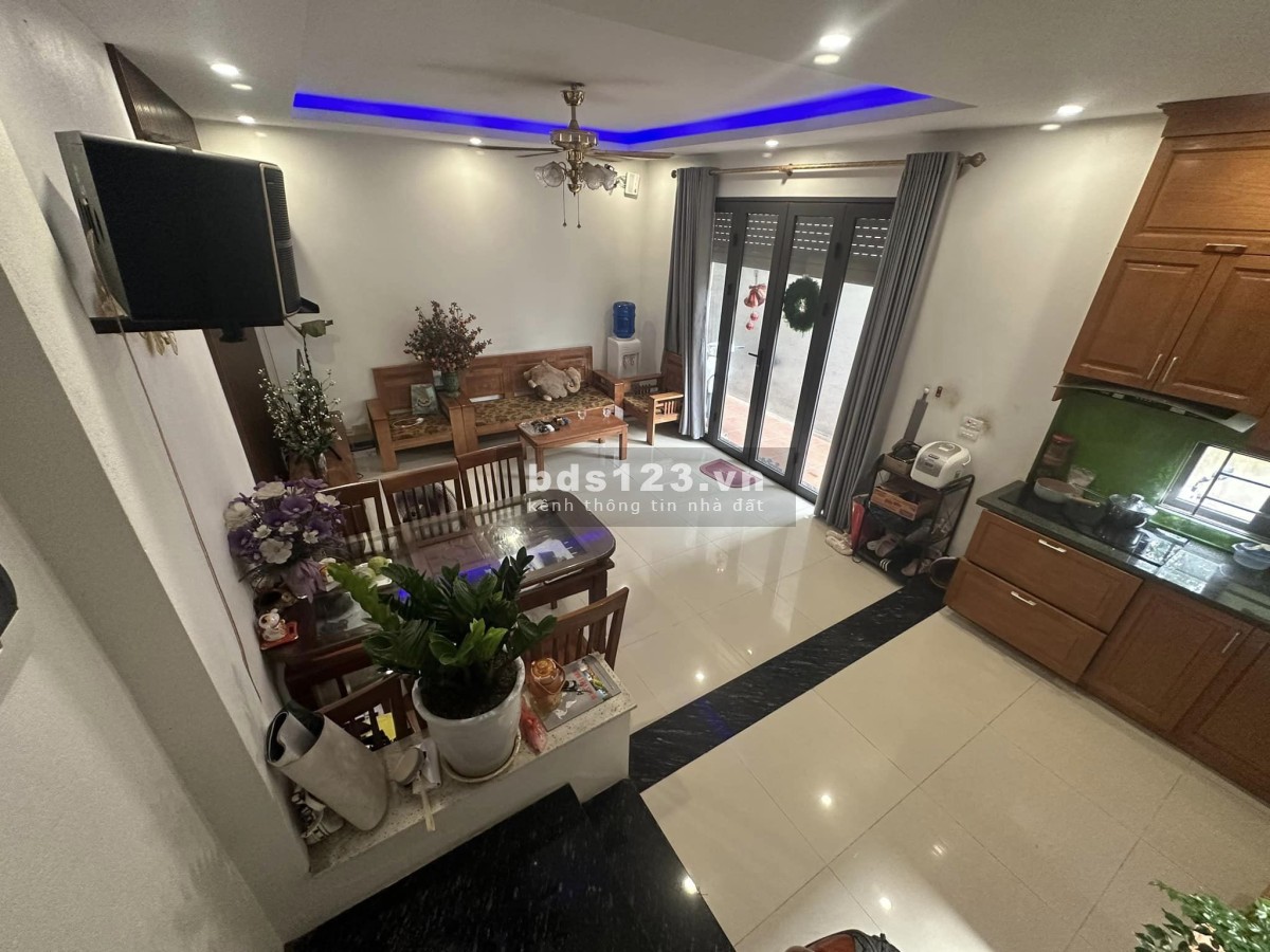 Nhỉnh 3 tỷ có ngay nhà phúc lợi 40M2 quận Long Biên 4 tầng ngõ oto đối diện Vin Riverside