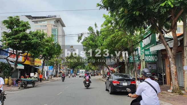 Bán lô đất 136m2 mặt tiền đường Trương Công Định Phường 7, kế ngã 5, hướng Đông Nam