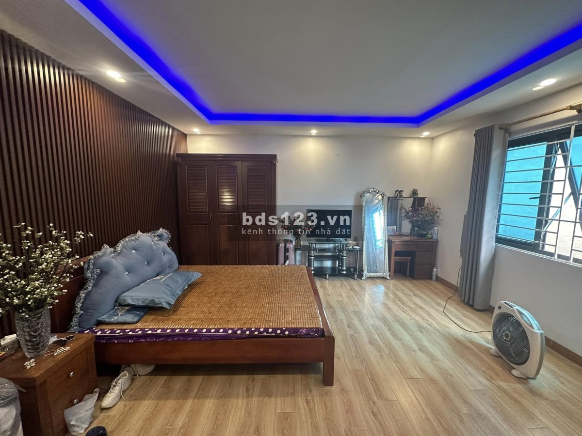 Nhỉnh 3 tỷ có ngay nhà phúc lợi 40M2 quận Long Biên 4 tầng ngõ oto đối diện Vin Riverside