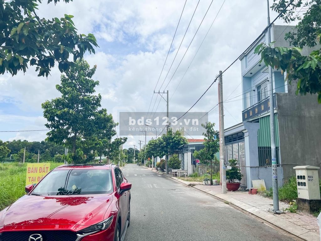 Bán lô góc 240m2, full thổ cư, Mt nhựa 12m, cách chợ, trường học 100m