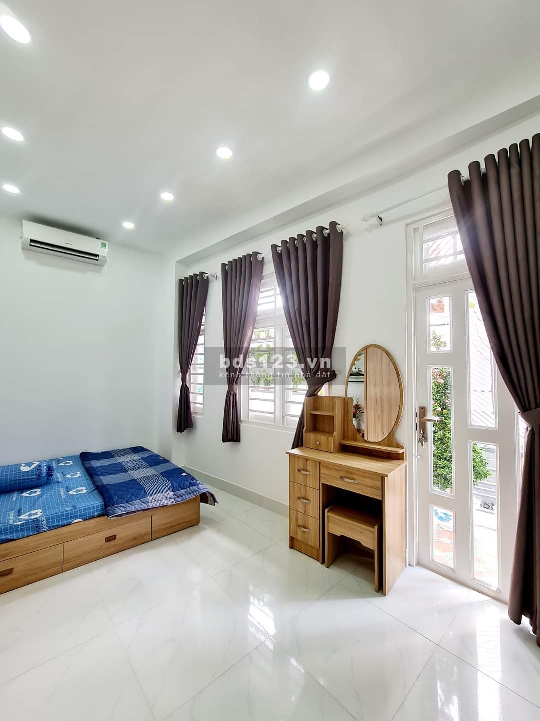 Nhà bán 5 tỷ 2, hẻm xe hơi đỗ cửa, cực đẹp, tặng hết nội thất, nhà mới ở ngay, Phan Huy Ích, Gò Vấp.