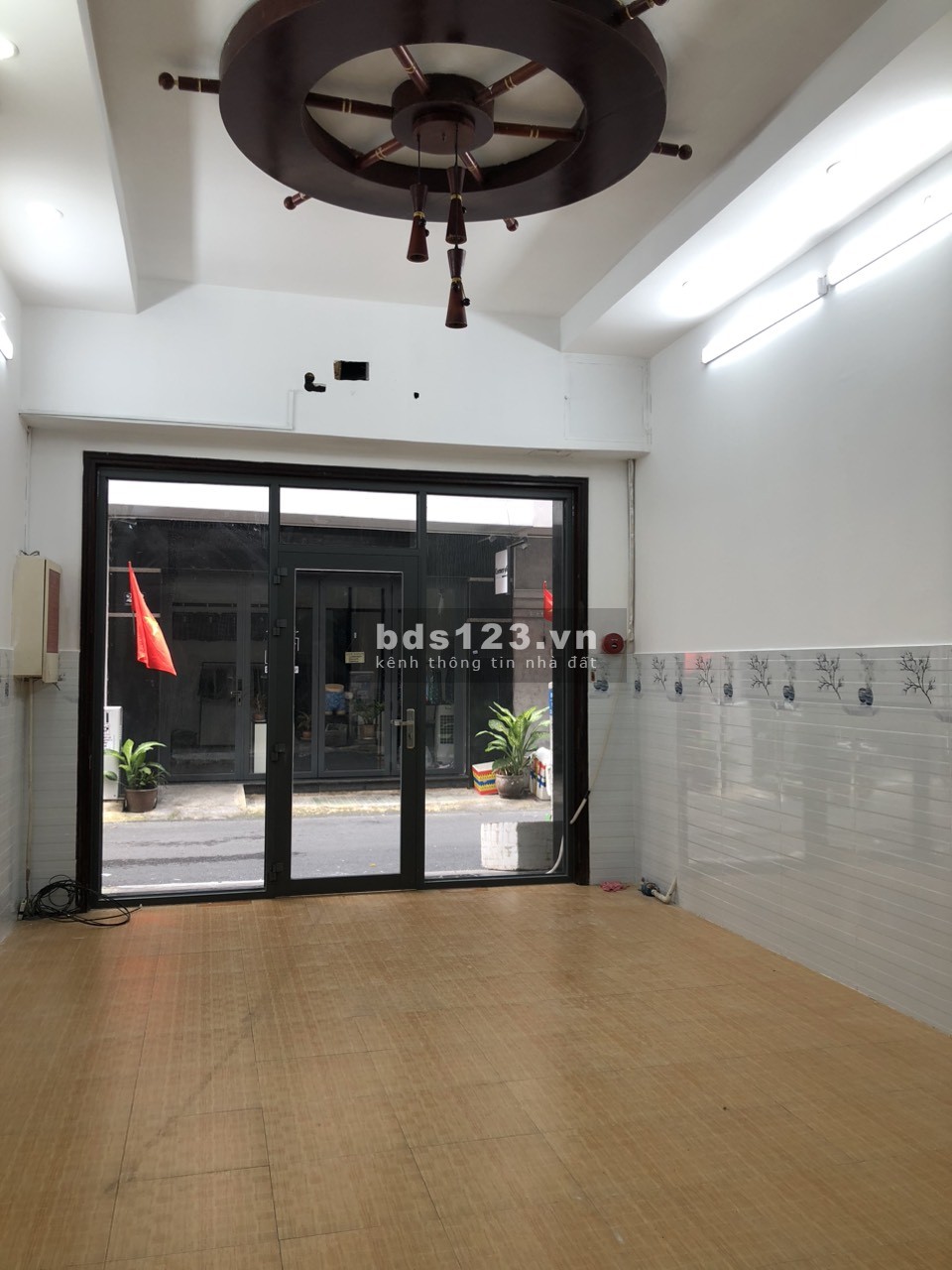 Cho thuê nhà mặt tiền kinh doanh Hoa Huệ, ngang rộng 5m 4T giá 28tr