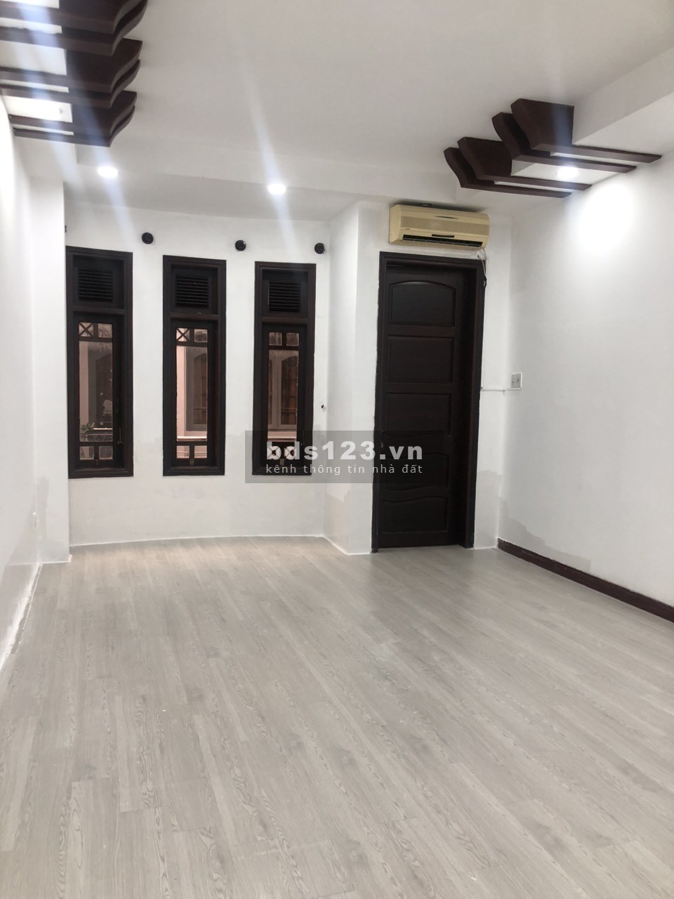 Cho thuê nhà mặt tiền kinh doanh Hoa Huệ, ngang rộng 5m 4T giá 28tr
