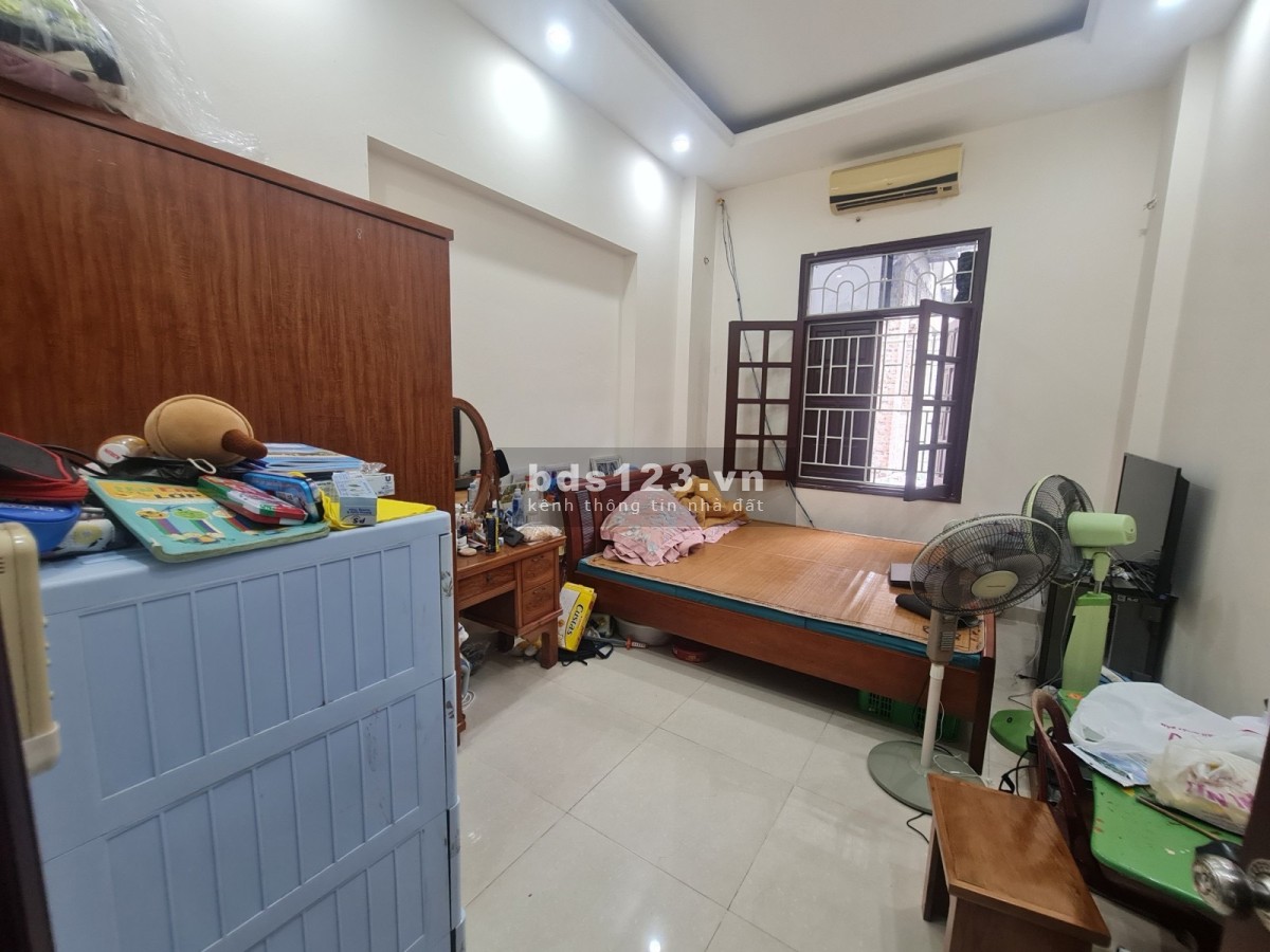 Bán nhà Hồ Tùng Mậu cạnh ĐH Thương Mại - 36m2 X 5 tầng. Nhỉnh 4 tỷ. Ô tô. Tặng nội thất