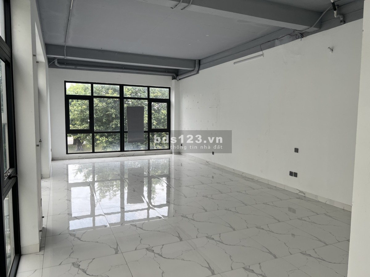 Shophouse Hà Nội 196m2 đường 52m hoàn thiện có thang máy giá 32.8 tỷ Vin Gia Lâm 0985 941715