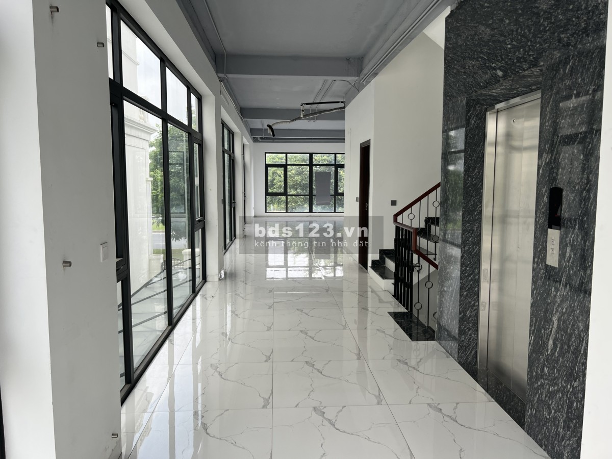 Shophouse Hà Nội 196m2 đường 52m hoàn thiện có thang máy giá 32.8 tỷ Vin Gia Lâm 0985 941715