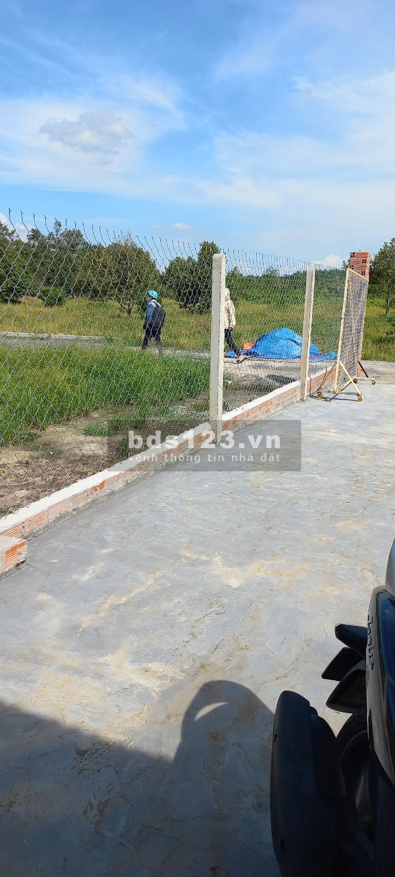 Cần bán 240m2 đất 100% thổ cư, khu vực nhà dân ở, đường 6m, oto né nhau, cách trung tâm thị trấn 3km