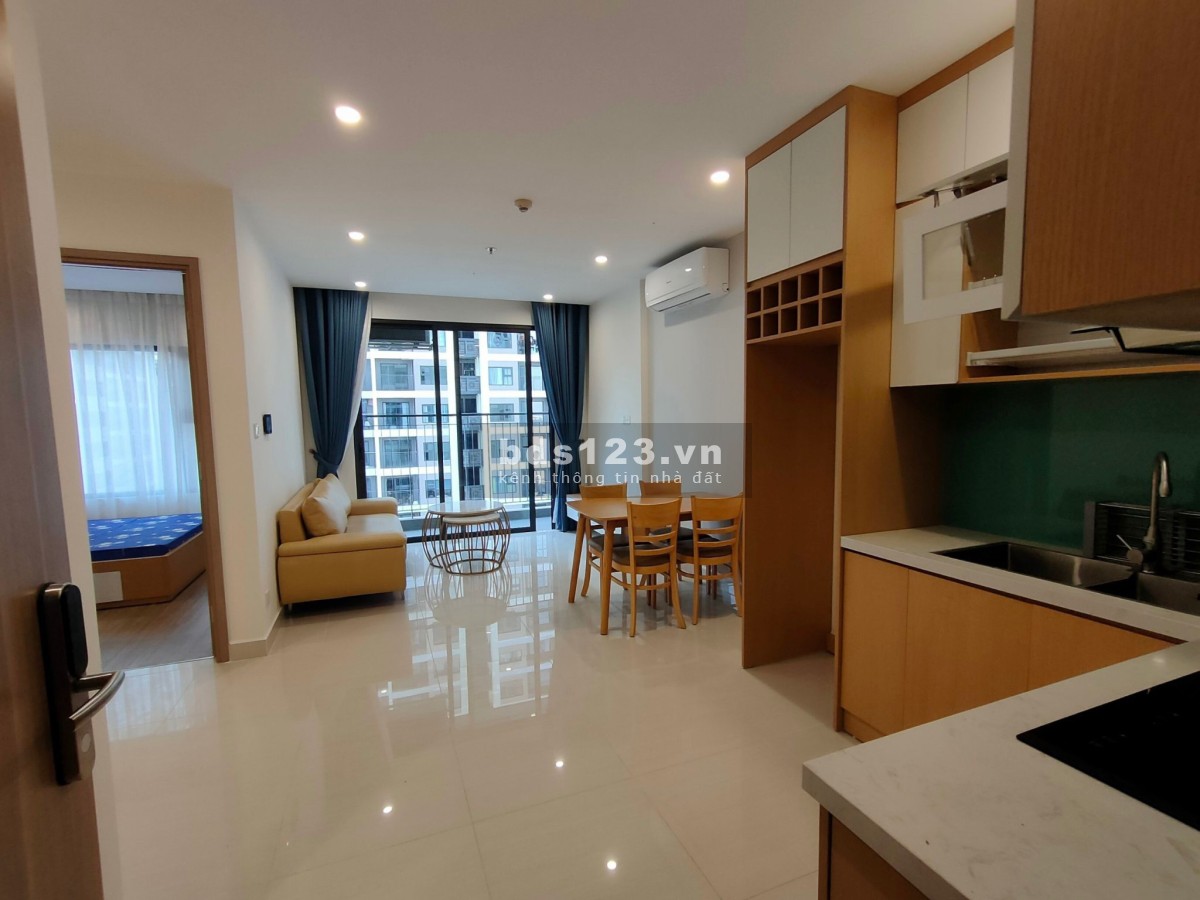 Em Thành giới thiệu anh chị khách hàng căn hộ 1PN+1 giá siêu cắt lỗ tại Vinhomes Ocean Park