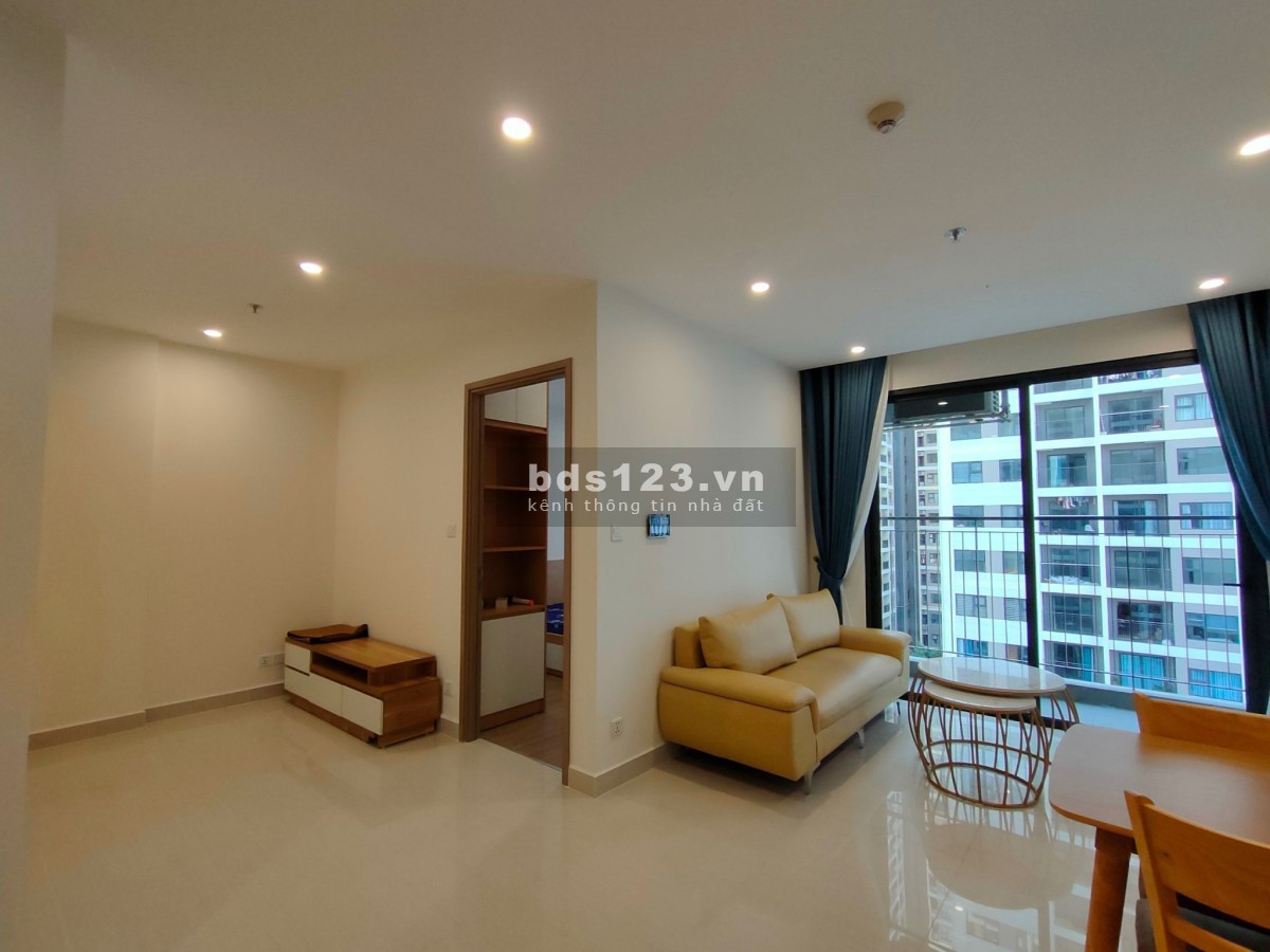 Em Thành giới thiệu anh chị khách hàng căn hộ 1PN+1 giá siêu cắt lỗ tại Vinhomes Ocean Park