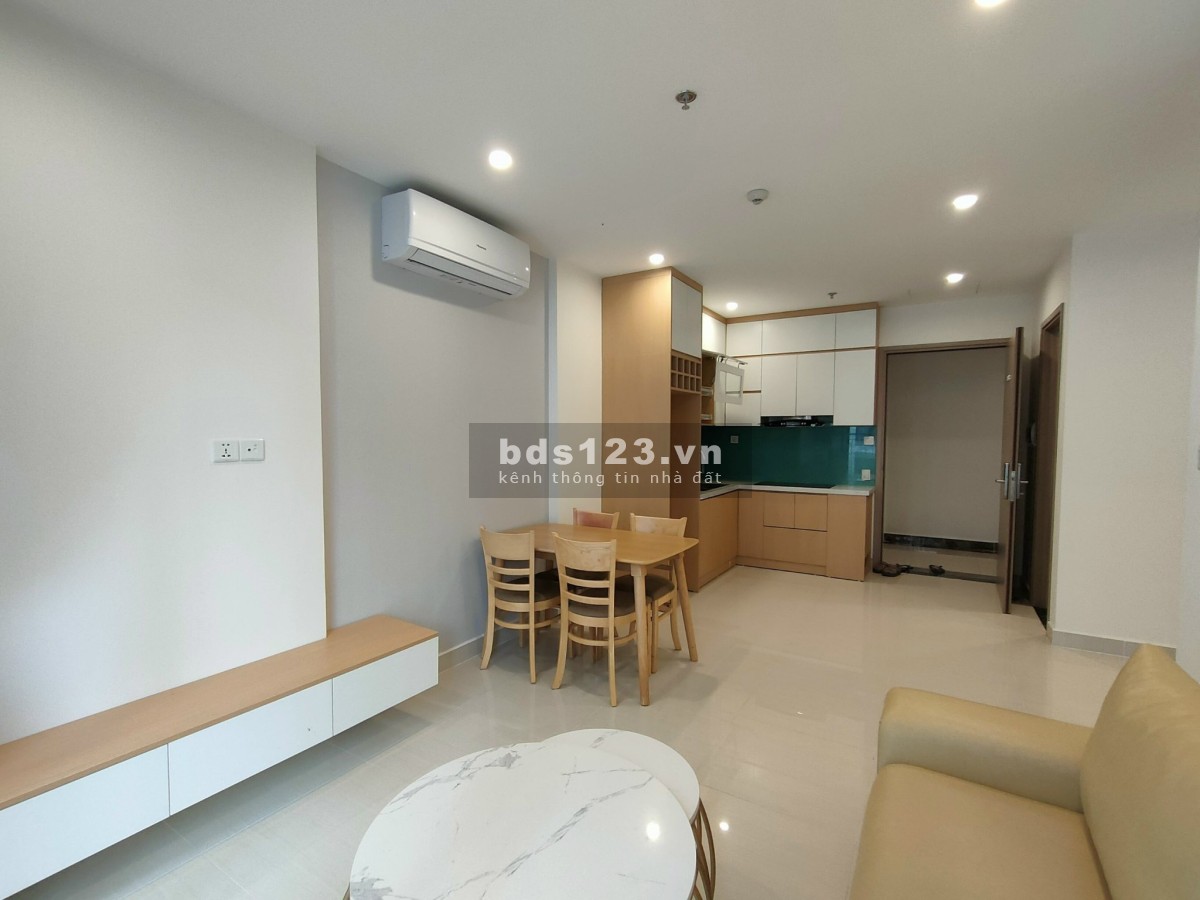 Em Thành giới thiệu anh chị khách hàng căn hộ 1PN+1 giá siêu cắt lỗ tại Vinhomes Ocean Park