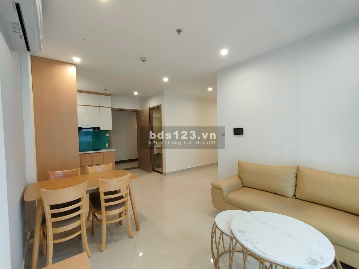 Em Thành giới thiệu anh chị khách hàng căn hộ 1PN+1 giá siêu cắt lỗ tại Vinhomes Ocean Park