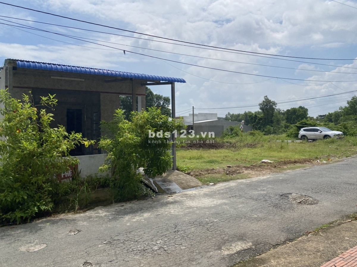 Bán đất kèm nhà cấp 4 mặt tiền đường nhựa, 120m², 80m² tc Lh đi xem