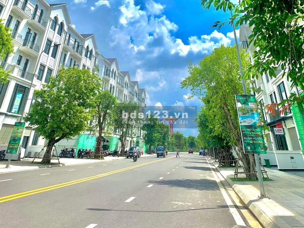 Cho thuê tầng 2 mặt bằng nhà phố Shophouse Vinhomes Quận 9 với giá chỉ 8 triệu/tháng và WC riêng.