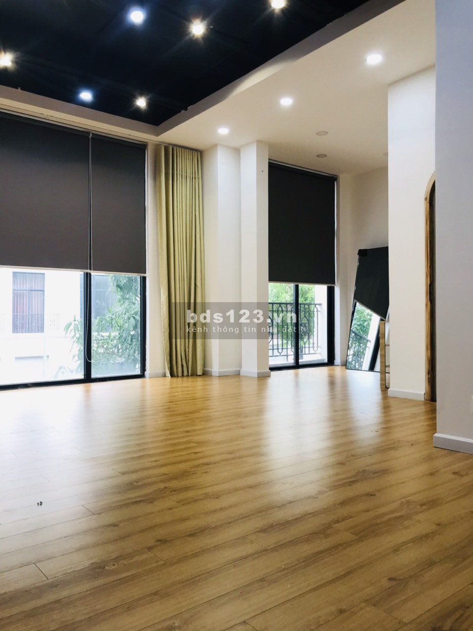 Cho thuê tầng 2 mặt bằng nhà phố Shophouse Vinhomes Quận 9 với giá chỉ 8 triệu/tháng và WC riêng.