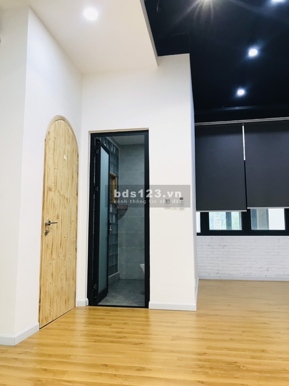 Cho thuê tầng 2 mặt bằng nhà phố Shophouse Vinhomes Quận 9 với giá chỉ 8 triệu/tháng và WC riêng.