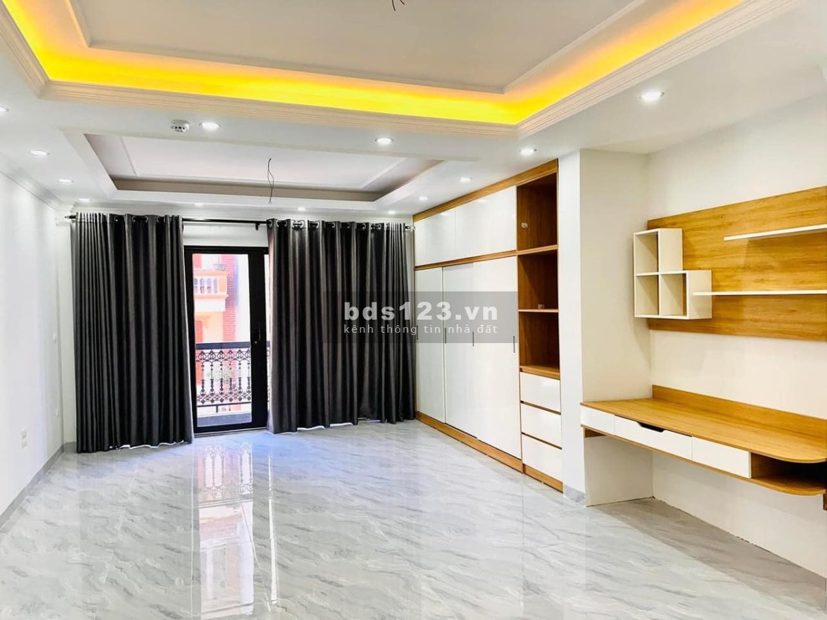 Bán nhà kinh doanh tại Minh Khai, 7 tầng với thang máy Kieng Koong, có sân để ôtô vào trong nhà