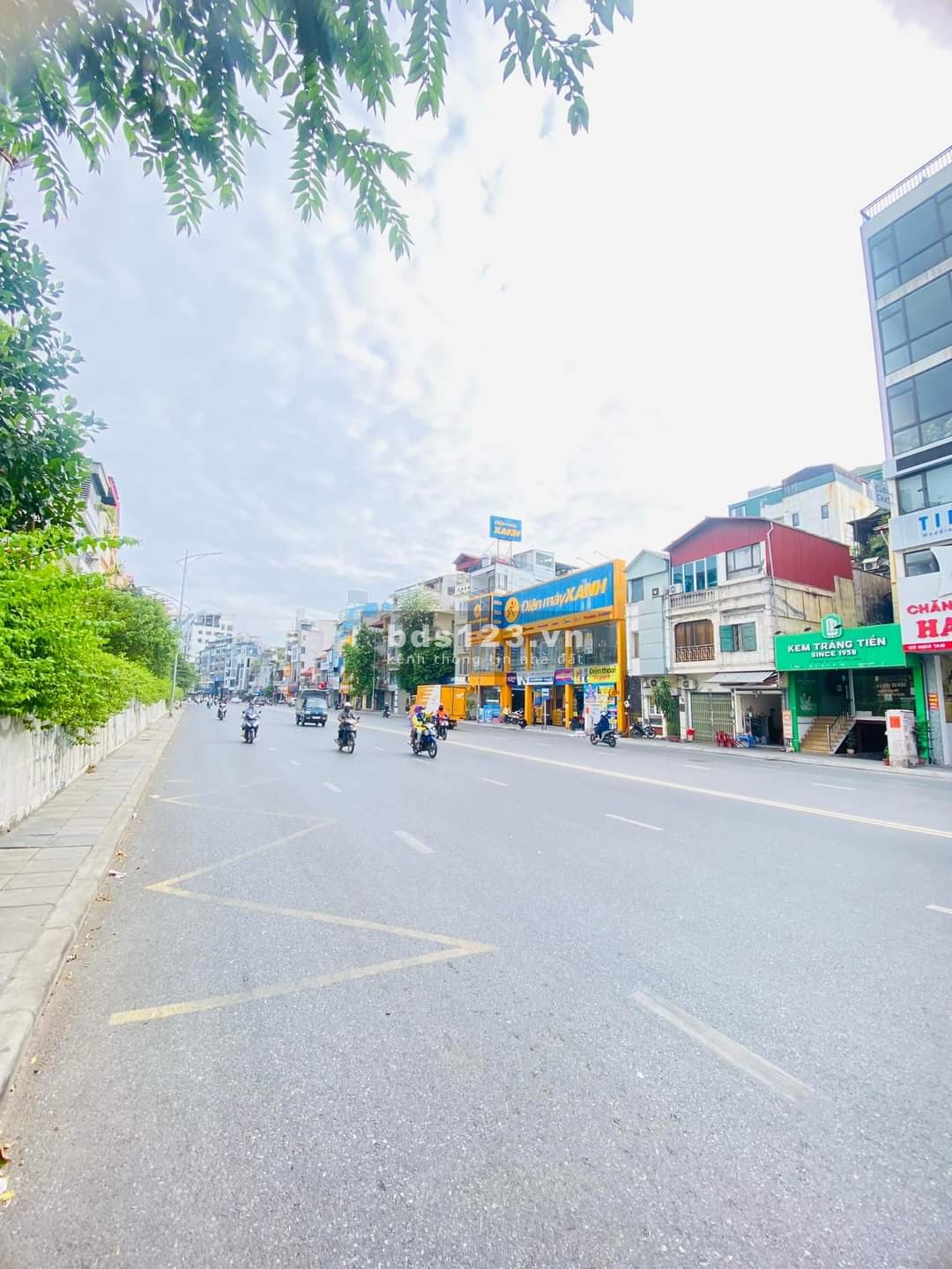 Cần bán tòa nhà văn phòng, hai mặt tiền, kinh doanh siêu đỉnh, nhà mặt phố Nghi Tàm Tây Hồ