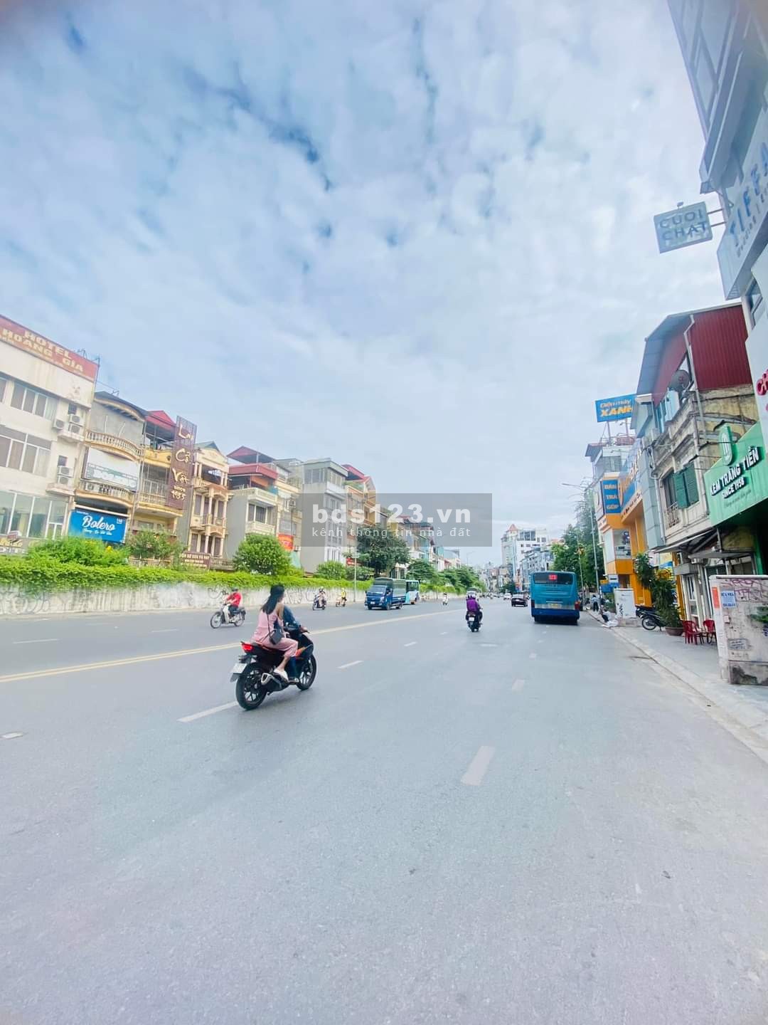 Cần bán tòa nhà văn phòng, hai mặt tiền, kinh doanh siêu đỉnh, nhà mặt phố Nghi Tàm Tây Hồ