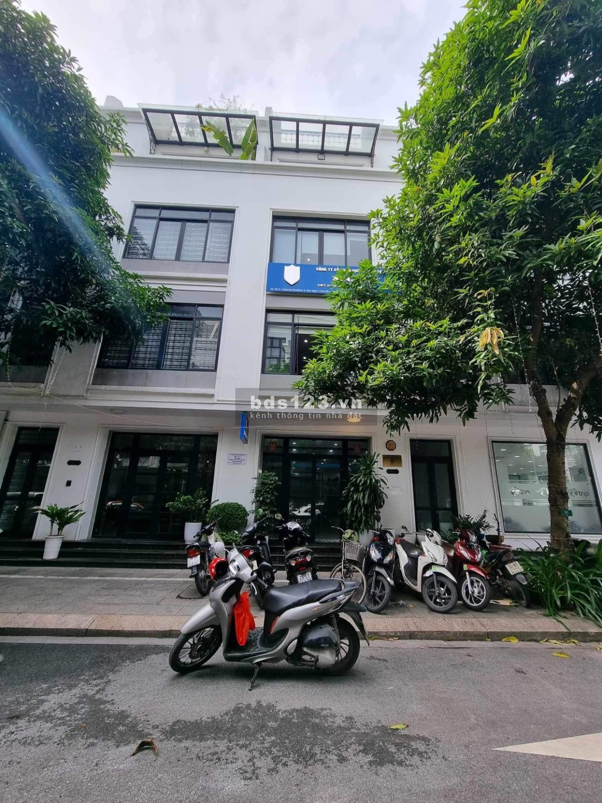 Biệt thự VIP Mỹ Đình. Diện tích 200m2. Giá chỉ 42 tỷ có thương lượng. LH 0934538805