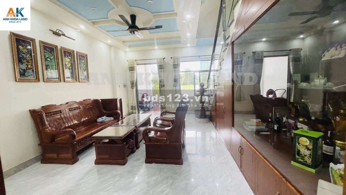 Bán nhà 1 trệt 2 lầu đã hoàn thiện nội thất dự án Thăng Long Home Hưng Phú. Giá bán 9.3 tỷ - 110m2