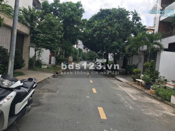Cần bán 210m2 full thổ cư, mặt tiền đường nhựa 8m, cách ql 13 100m, đối diện chợ, BHX, trường cấp 2