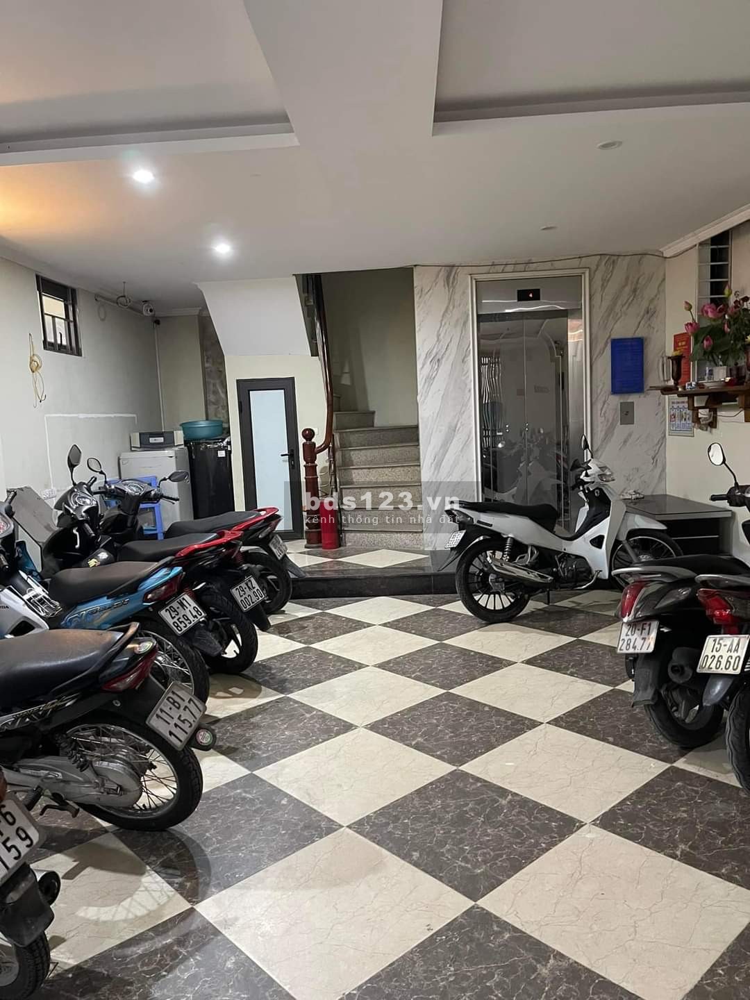 Bán tòa nhà 7 tầng thang máy Phố Đại La Quận Hai Bà Trưng, Dt 70m, hiệu xuất thoáng, chào 13.5 tỷ.