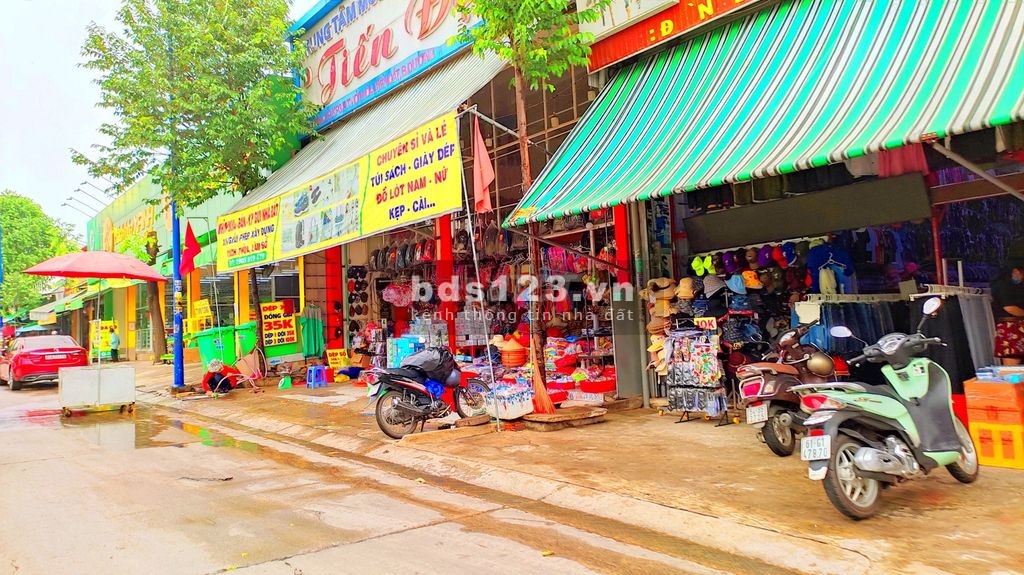 Cần bán 210m2 đất thổ cư, MT đường nhựa 8m, cách ql 13 100m, đối diện chợ, siêu thị Go.