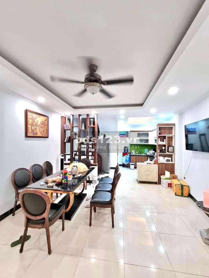Chính chủ cần bán nhà Tây Hồ 45m2, ba bước ra Hồ Tây, lộng gió, ô tô đỗ gần nhà, giá nhỉnh 8 tỷ.