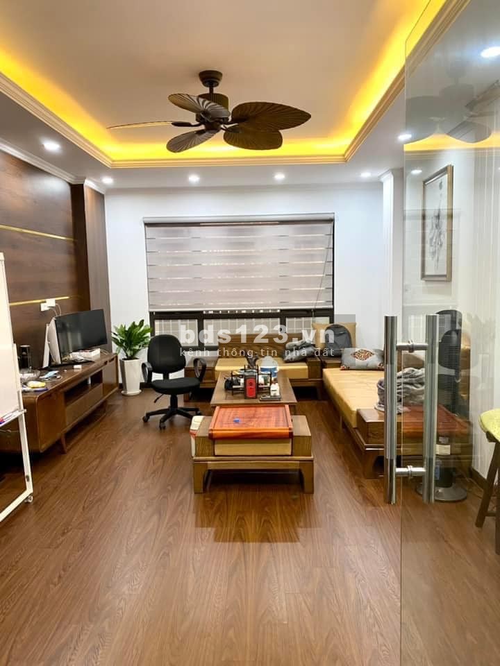 Chính chủ cần bán nhà Tây Hồ 45m2, ba bước ra Hồ Tây, lộng gió, ô tô đỗ gần nhà, giá nhỉnh 8 tỷ.