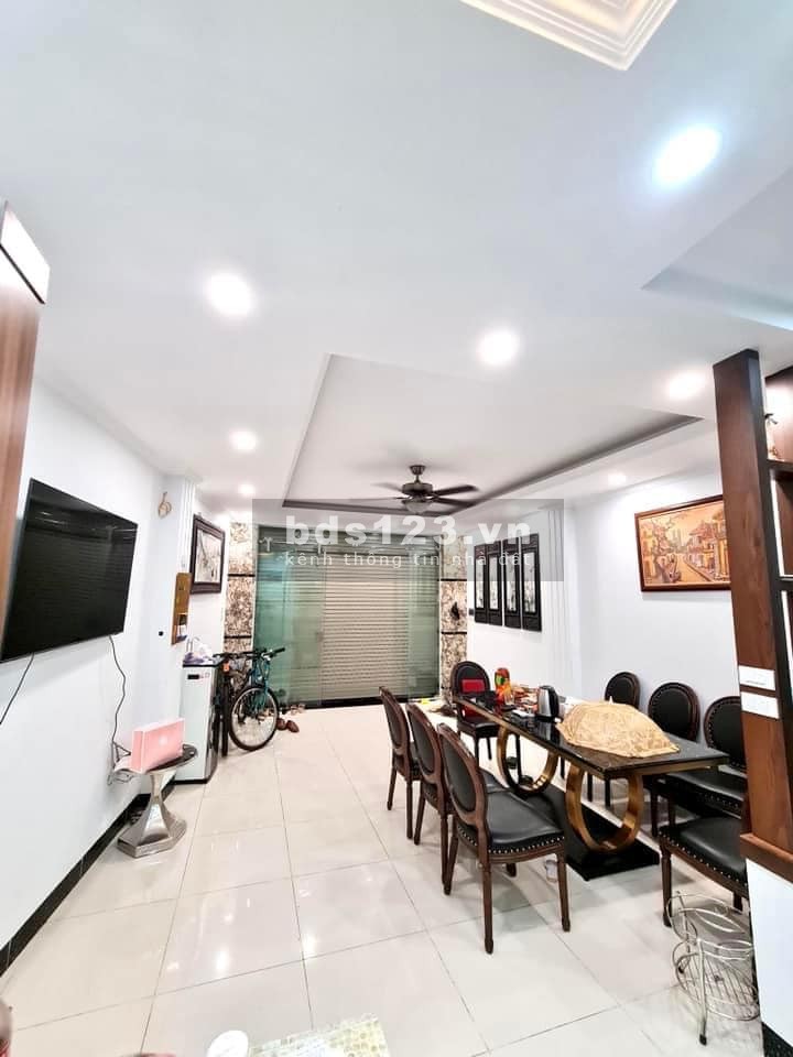Chính chủ cần bán nhà Tây Hồ 45m2, ba bước ra Hồ Tây, lộng gió, ô tô đỗ gần nhà, giá nhỉnh 8 tỷ.